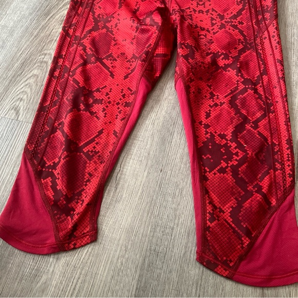 Lululemon Womens Size S Mini Ziggy Snake Red Tide Cranberry Vent It Out Crop K - Picture 4 of 11
